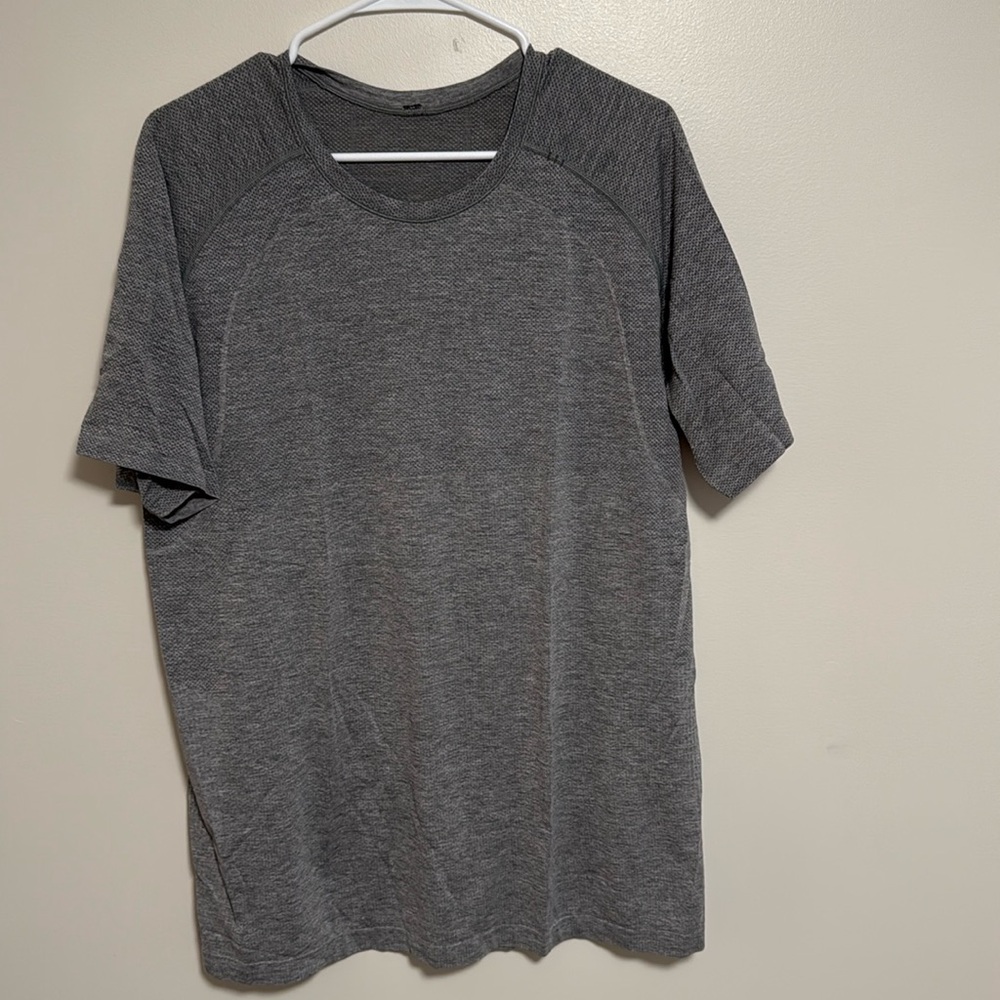 LULULEMON T-SHIRT